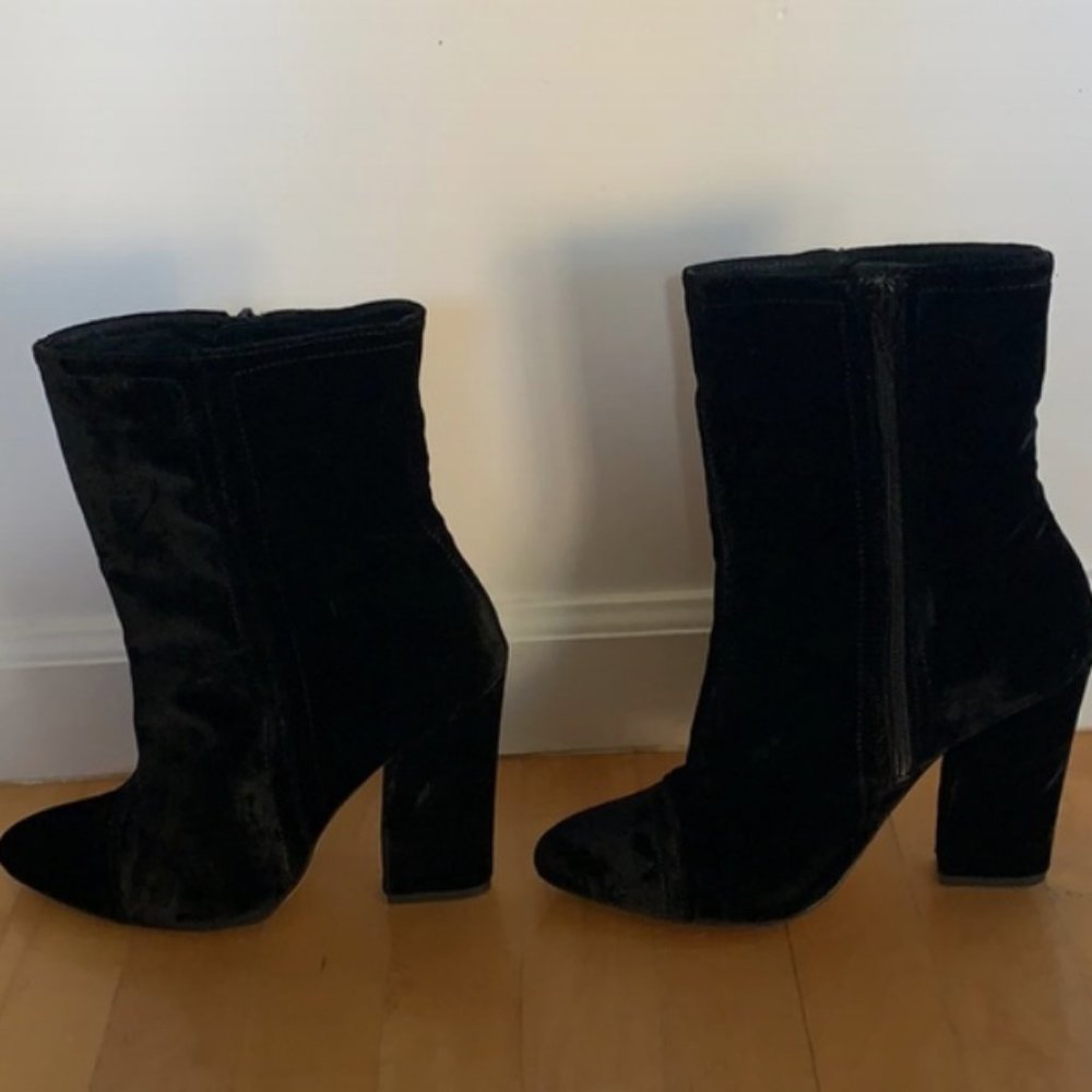 Shelly’s London Black Velvet Booties Size 9½